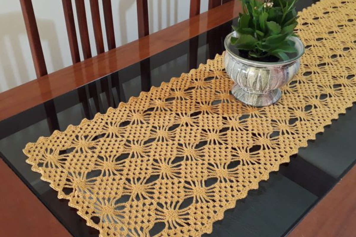 Explorando a Elegância do Caminho de Mesa em Crochê: Tradição e Sofisticação