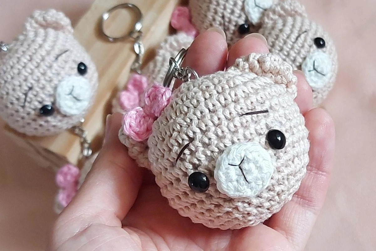 Explorando Encanto e Criatividade: Chaveiros Ursinha Amigurumi como Lembrancinhas