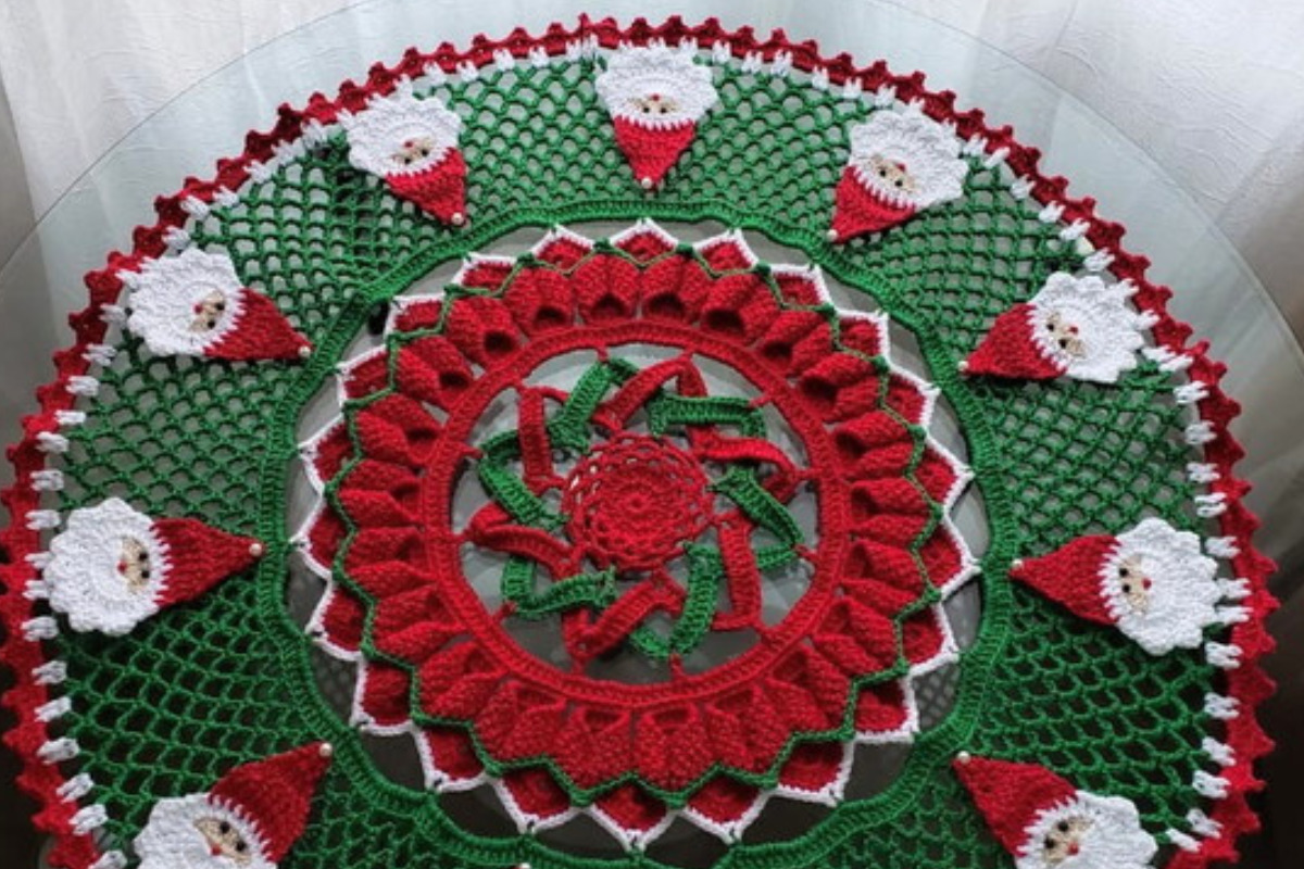 Toalha de Mesa para o Natal em Crochê: Elegância Artesanal para sua Ceia Festiva